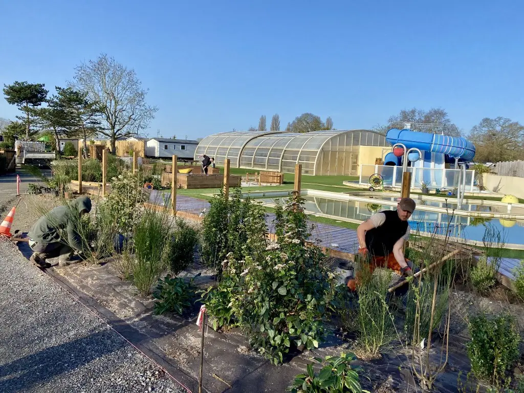 Plantation eco-paysage au camping Sandaya Mont Saint Michel